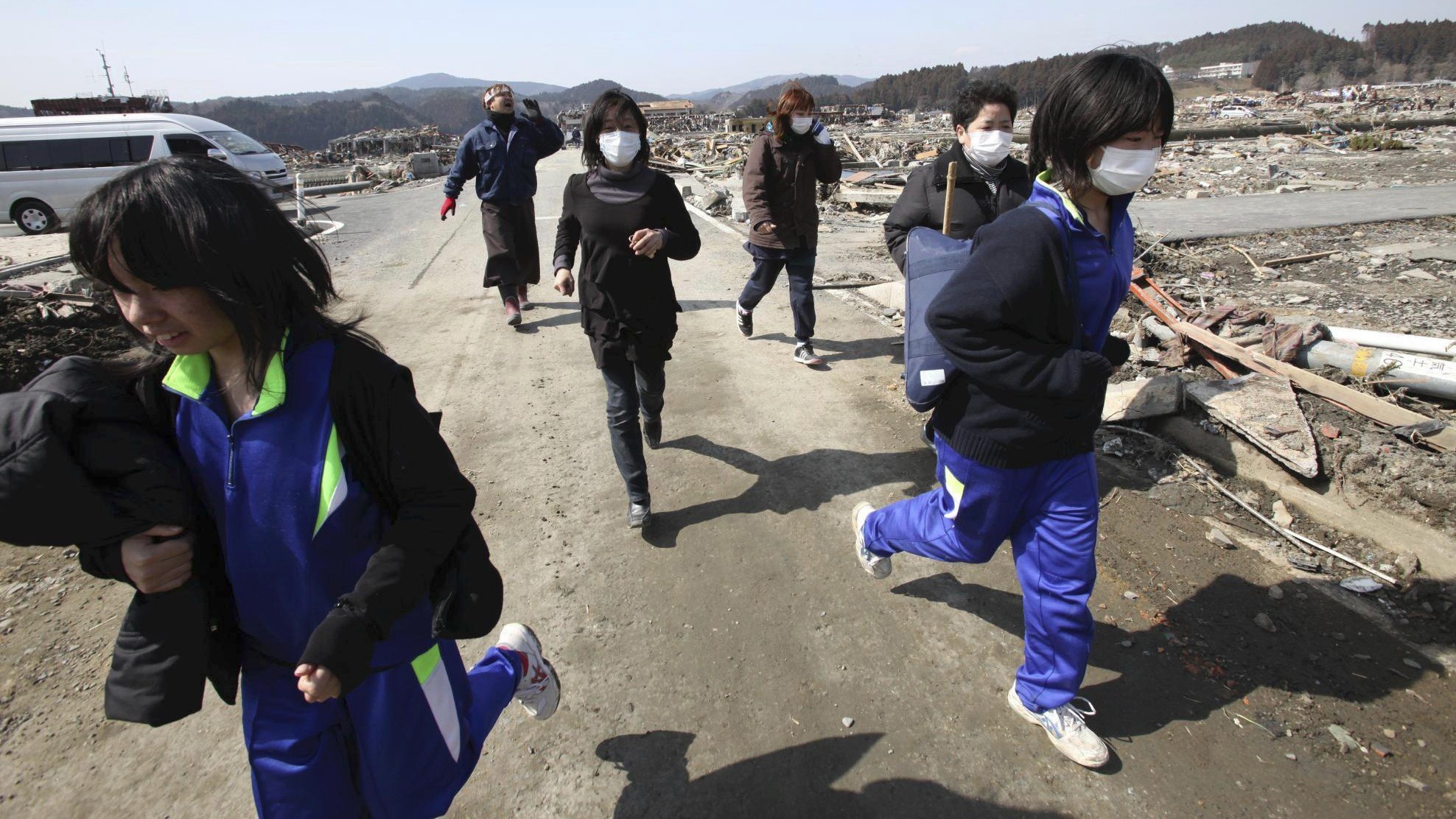 Záchranárske práce v zničenom Japonsku